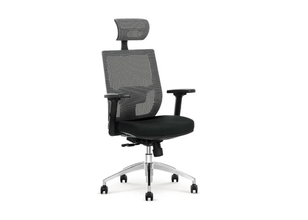 "Admiral" darbo kėdė yra juodos spalvos, elegantiška ir ergonomiška, su reguliuojamais parametrais ir kokybiška apdaila, užtikrinanti komfortą ir palaikymą ilgų darbo valandų metu.