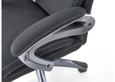 Ši biuro kėdė yra ergonomiška, su aukštu atlošu, galvos atrama bei patogia, reguliuojama sėdimąja dalimi.

Tvirtas dizainas, kokybiška apdaila ir judrumą užtikrinantys ratukai suteikia komfortą ir efektyvumą dirbant prie stalo.