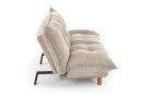 Smėlio spalvos minkšta lyg debesėlis sofa-lova Pillow su minkštu gobeleno paviršiumi, turinti pakeliamu šonu funkciją ir medines kojeles. Universalus baldas, kuris puikiai tinka naudoti tiek sėdėjimui, tiek miegui, pasižymi šiuolaikišku dizainu ir patogumu.