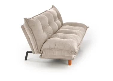Smėlio spalvos minkšta lyg debesėlis sofa-lova Pillow su minkštu gobeleno paviršiumi, turinti pakeliamu šonu funkciją ir medines kojeles. Universalus baldas, kuris puikiai tinka naudoti tiek sėdėjimui, tiek miegui, pasižymi šiuolaikišku dizainu ir patogumu.