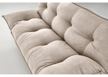 Smėlio spalvos minkšta lyg debesėlis sofa-lova Pillow su minkštu gobeleno paviršiumi, turinti pakeliamu šonu funkciją ir medines kojeles. Universalus baldas, kuris puikiai tinka naudoti tiek sėdėjimui, tiek miegui, pasižymi šiuolaikišku dizainu ir patogumu.