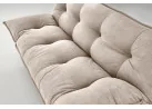 Smėlio spalvos minkšta lyg debesėlis sofa-lova Pillow su minkštu gobeleno paviršiumi, turinti pakeliamu šonu funkciją ir medines kojeles. Universalus baldas, kuris puikiai tinka naudoti tiek sėdėjimui, tiek miegui, pasižymi šiuolaikišku dizainu ir patogumu.
