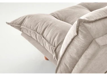 Smėlio spalvos minkšta lyg debesėlis sofa-lova Pillow su minkštu gobeleno paviršiumi, turinti pakeliamu šonu funkciją ir medines kojeles. Universalus baldas, kuris puikiai tinka naudoti tiek sėdėjimui, tiek miegui, pasižymi šiuolaikišku dizainu ir patogumu.