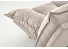 Smėlio spalvos minkšta lyg debesėlis sofa-lova Pillow su minkštu gobeleno paviršiumi, turinti pakeliamu šonu funkciją ir medines kojeles. Universalus baldas, kuris puikiai tinka naudoti tiek sėdėjimui, tiek miegui, pasižymi šiuolaikišku dizainu ir patogumu.