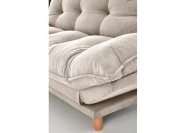 Smėlio spalvos minkšta lyg debesėlis sofa-lova Pillow su minkštu gobeleno paviršiumi, turinti pakeliamu šonu funkciją ir medines kojeles. Universalus baldas, kuris puikiai tinka naudoti tiek sėdėjimui, tiek miegui, pasižymi šiuolaikišku dizainu ir patogumu.