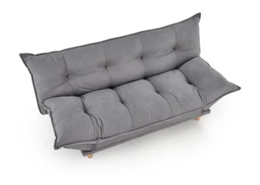 Pilkos spalvos sofa-lova Pillow su minkštu gobeleno paviršiumi, turinti pakeliamu šonu funkciją ir medines kojeles. Universalus baldas, kuris puikiai tinka naudoti tiek sėdėjimui, tiek miegui, pasižymi šiuolaikišku dizainu ir patogumu.