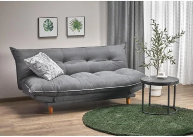 Pilkos spalvos sofa-lova su minkštu čiužiniu, turinti pakeliamus šonus ir medines kojeles. Universalus baldas, kuris puikiai tinka naudoti tiek sėdėjimui, tiek miegui, pasižymi šiuolaikišku dizainu ir patogumu