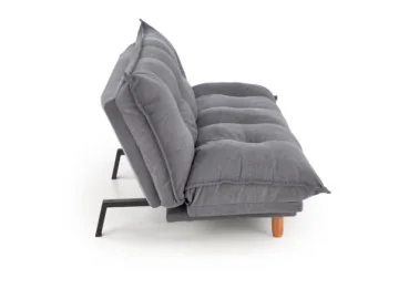 Pilkos spalvos sofa-lova su minkštu čiužiniu, turinti pakeliamus šonus ir medines kojeles. Universalus baldas, kuris puikiai tinka naudoti tiek sėdėjimui, tiek miegui, pasižymi šiuolaikišku dizainu ir patogumu