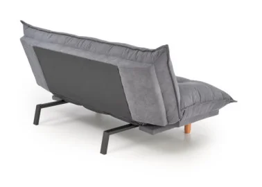 Pilkos spalvos sofa-lova su minkštu čiužiniu, turinti pakeliamus šonus ir medines kojeles. Universalus baldas, kuris puikiai tinka naudoti tiek sėdėjimui, tiek miegui, pasižymi šiuolaikišku dizainu ir patogumu