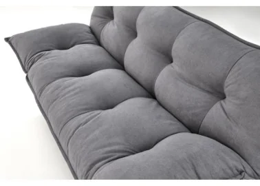 Pilkos spalvos sofa-lova su minkštu čiužiniu, turinti pakeliamus šonus ir medines kojeles. Universalus baldas, kuris puikiai tinka naudoti tiek sėdėjimui, tiek miegui, pasižymi šiuolaikišku dizainu ir patogumu