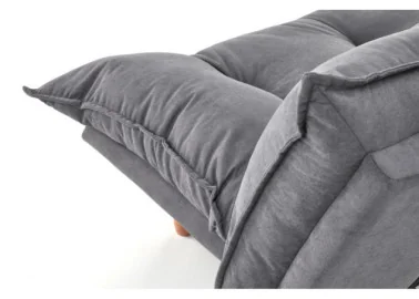 Pilkos spalvos sofa-lova su minkštu čiužiniu, turinti pakeliamus šonus ir medines kojeles. Universalus baldas, kuris puikiai tinka naudoti tiek sėdėjimui, tiek miegui, pasižymi šiuolaikišku dizainu ir patogumu