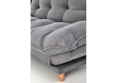 Pilkos spalvos sofa-lova su minkštu čiužiniu, turinti pakeliamus šonus ir medines kojeles. Universalus baldas, kuris puikiai tinka naudoti tiek sėdėjimui, tiek miegui, pasižymi šiuolaikišku dizainu ir patogumu