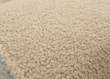 Minimalistinio dizaino sofa-lova su plačia miegamąja dalimi ir dėže patalynei.