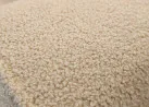 Minimalistinio dizaino sofa-lova su plačia miegamąja dalimi ir dėže patalynei.