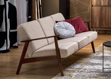 Trijų vietų sofa su tvirtu mediniu rėmu ir kreminės spalvos pagalvėlėmis.

Tai minimalistinio ir klasikinio stiliaus baldas, idealiai tinkantis elegantiškam ir jaukiam interjerui, siūlantis patogumą bei stabilumą.