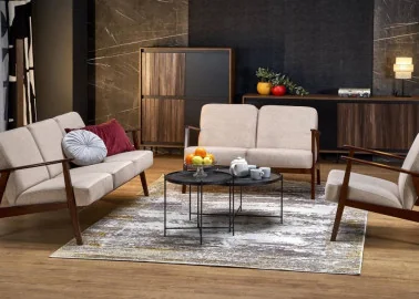 Trijų vietų sofa su tvirtu mediniu rėmu ir kreminės spalvos pagalvėlėmis.Tai minimalistinio ir klasikinio stiliaus baldas, idealiai tinkantis elegantiškam ir jaukiam interjerui, siūlantis patogumą bei stabilumą.