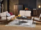 Trijų vietų sofa su tvirtu mediniu rėmu ir kreminės spalvos pagalvėlėmis.Tai minimalistinio ir klasikinio stiliaus baldas, idealiai tinkantis elegantiškam ir jaukiam interjerui, siūlantis patogumą bei stabilumą.