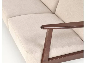 Trijų vietų sofa su tvirtu mediniu rėmu ir kreminės spalvos pagalvėlėmis.Tai minimalistinio ir klasikinio stiliaus baldas, idealiai tinkantis elegantiškam ir jaukiam interjerui, siūlantis patogumą bei stabilumą.