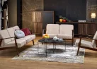 Dviejų vietų sofa su tvirtu mediniu rėmu ir kreminės spalvos pagalvėlėmis.

Tai minimalistinio ir klasikinio stiliaus baldas, idealiai tinkantis elegantiškam ir jaukiam interjerui, siūlantis patogumą bei stabilumą.