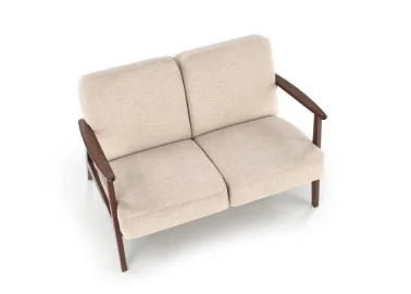 Dviejų vietų sofa su tvirtu mediniu rėmu ir kreminės spalvos pagalvėlėmis.

Tai minimalistinio ir klasikinio stiliaus baldas, idealiai tinkantis elegantiškam ir jaukiam interjerui, siūlantis patogumą bei stabilumą.