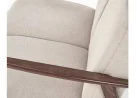 Dviejų vietų sofa su tvirtu mediniu rėmu ir kreminės spalvos pagalvėlėmis.

Tai minimalistinio ir klasikinio stiliaus baldas, idealiai tinkantis elegantiškam ir jaukiam interjerui, siūlantis patogumą bei stabilumą.