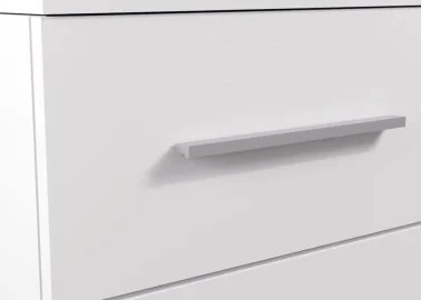 minimalistinio dizaino komoda baltos spalvos su sidabro spalvos rankenėlėmis.