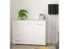 minimalistinio dizaino komoda baltos spalvos su sidabro spalvos rankenėlėmis.