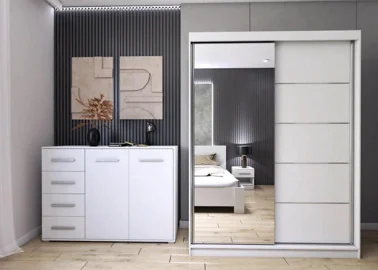 minimalistinio dizaino komoda baltos spalvos su sidabro spalvos rankenėlėmis.