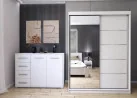minimalistinio dizaino komoda baltos spalvos su sidabro spalvos rankenėlėmis.