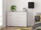 minimalistinio dizaino komoda baltos spalvos su sidabro spalvos rankenėlėmis.