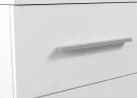 minimalistinio dizaino komoda baltos spalvos su sidabro spalvos rankenėlėmis.