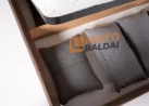 Rudos spalvos veliūrinė lova KAI-ETN - elegantiško dizaino dvigulė funkcionali lova su patalynės dėže, kietu dugnu ir natūralios medienos grotelėmis. Lova skirta 160x200 cm čiužiniui.