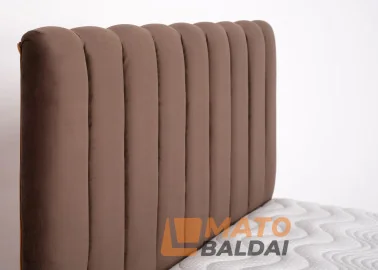 Rudos spalvos veliūrinė lova KAI-ETN - elegantiško dizaino dvigulė funkcionali lova su patalynės dėže, kietu dugnu ir natūralios medienos grotelėmis. Lova skirta 160x200 cm čiužiniui.