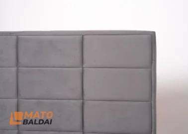 Pilkos spalvos veliūrinė dvigulė elegantiško dizaino lova KAI-SIT su patalynės dėže, kietu dugnu ir natūralios medienos grotelėmis. Lova skirta 160x200 cm čiužiniui.