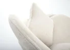 Šiuolaikiško dizaino šviesiai baltas fotelis su gobeleno audinium, juodomis kojomis, sukurtas maksimaliam komfortui ir stiliui.