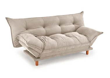 Smėlio spalvos minkšta lyg debesėlis sofa-lova Pillow su minkštu gobeleno paviršiumi, turinti pakeliamu šonu funkciją ir medines kojeles. Universalus baldas, kuris puikiai tinka naudoti tiek sėdėjimui, tiek miegui, pasižymi šiuolaikišku dizainu ir patogumu.