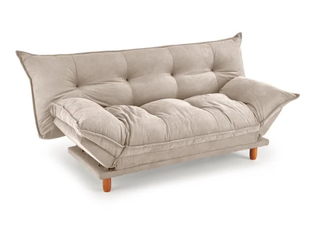 Smėlio spalvos minkšta lyg debesėlis sofa-lova Pillow su minkštu gobeleno paviršiumi, turinti pakeliamu šonu funkciją ir medines kojeles. Universalus baldas, kuris puikiai tinka naudoti tiek sėdėjimui, tiek miegui, pasižymi šiuolaikišku dizainu ir patogumu.