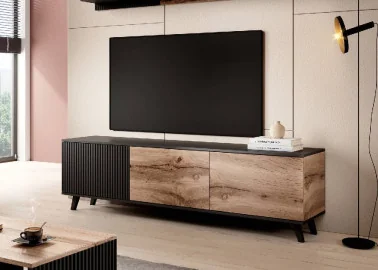 Tai elegantiškas ir funkcionalus TV staliukas su dviejų medinių durelių bei vienos juodos, vertikaliais grioveliais dekoruotos sekcijos dizainu.

Jo modernus stilius ir rudos bei juodo spalvos paviršiaus derinys suteikia prabangos ir išskirtinumo bet kuriam gyvenamajam kambariui.