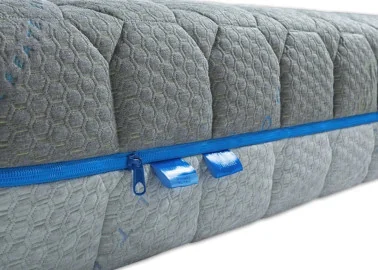 Dvipusis vidutiniškai kietas ir vidutiniškai minkštas su putų poliuretanu, lateksu ir kokoso sluoksniu, 22 cm aukščio. Pagaminta Ukrainoje.