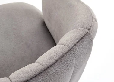Minkšta pilkos spalvos K533 kėdė su juodomis kojelėmis ir 180° pasukimo galimybe – tai elegancija ir patogumas viename.