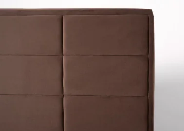 Rudos spalvos veliūrinė dvigulė elegantiško dizaino lova KAI-SIT su patalynės dėže, kietu dugnu ir natūralios medienos grotelėmis. Lova skirta 160x200 cm čiužiniui.