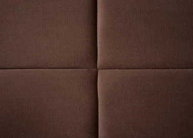 Rudos spalvos veliūrinė dvigulė elegantiško dizaino lova KAI-SIT su patalynės dėže, kietu dugnu ir natūralios medienos grotelėmis. Lova skirta 160x200 cm čiužiniui.