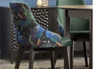 Elegantiška mėlyna kėdė ENDO su raštais. Patogus atlošas, stilingos juodos kojos ir subtilūs raštai.