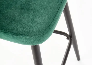 Stilinga ir moderni baro kėdė H96. Subtili žalia spalva, juodos metalinės kojelės ir minkšta sėdynė užtikrina patogumą bei eleganciją jūsų erdvėje.
