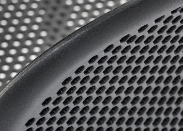 Minimalistinio stiliaus plastikinė juoda kėdė K532, puikiai papildys jūsų interjerą.