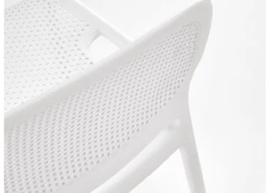 Minimalistinio stiliaus plastikinė balta kėdė K532, puikiai papildys jūsų interjerą.