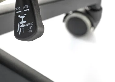 Kėdė ADRIANO turi ergonomišką dizainą, pasukamą mechanizmą ir guminius ratukus, kurie užtikrina patogų ir lengvą naudojimą. Ji puikiai tinkama naudoti tiek darbui, tiek poilsiui.