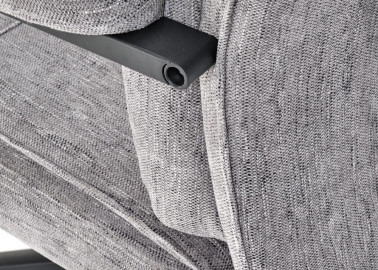 Kėdė ADRIANO turi ergonomišką dizainą, pasukamą mechanizmą ir guminius ratukus, kurie užtikrina patogų ir lengvą naudojimą. Ji puikiai tinkama naudoti tiek darbui, tiek poilsiui.