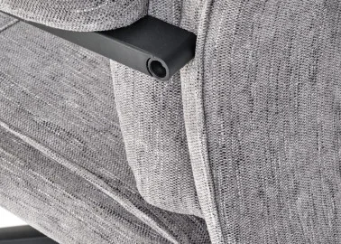 Kėdė ADRIANO turi ergonomišką dizainą, pasukamą mechanizmą ir guminius ratukus, kurie užtikrina patogų ir lengvą naudojimą. Ji puikiai tinkama naudoti tiek darbui, tiek poilsiui.