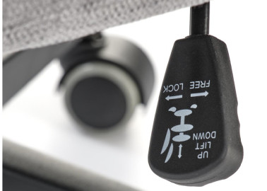 Kėdė ADRIANO turi ergonomišką dizainą, pasukamą mechanizmą ir guminius ratukus, kurie užtikrina patogų ir lengvą naudojimą. Ji puikiai tinkama naudoti tiek darbui, tiek poilsiui.